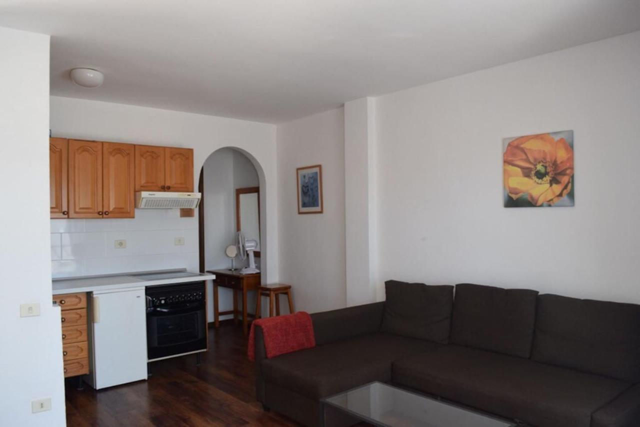Apartamento Reni Tias Bagian luar foto